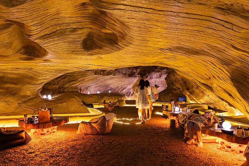Chongqing transforma gruta natural em “cafeteria subterrânea”