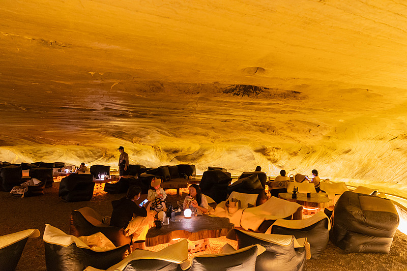 Chongqing transforma gruta natural em “cafeteria subterrânea”