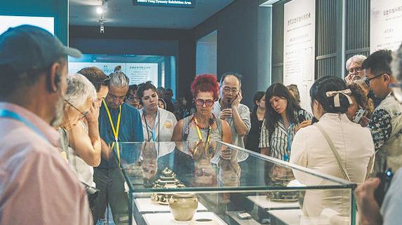Sonho de uma artista brasileira moldado em porcelanaTendo como pano de fundo os tijolos vermelhos do distrito cultural e criativo de Taoxichuan, em Jingdezhen, província de Jiangxi, a artista brasileira Viviane Diehl chama a atenção por seus cabelos ruivos.