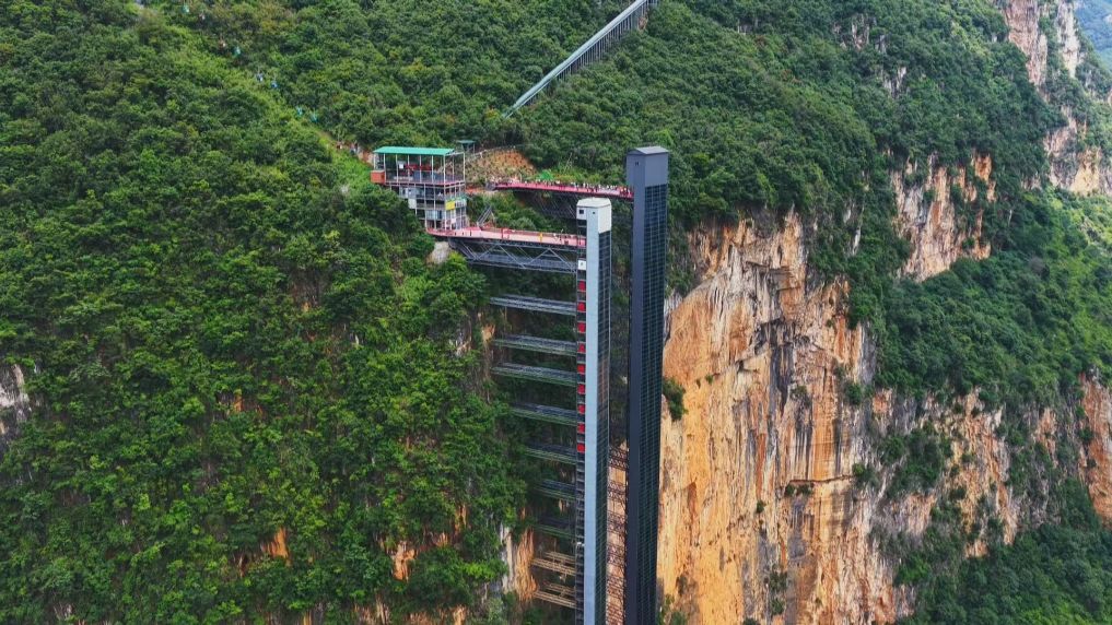 Elevador de 288 metros em penhasco transforma a rotina escolar de estudantes em Yunnan A vila de Nizhuhe está situada no fundo do cânion, com uma diferença de altitude superior a 500 metros em relação à Escola Primária Guanzhai, localizada no topo do penhasco.