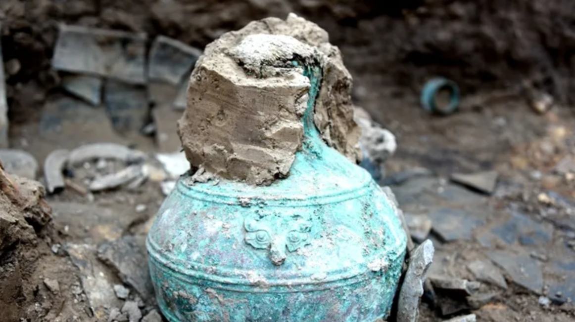Resíduo de bebida alcoólica com 2.300 anos descoberto em NingxiaOs pesquisadores encontraram o líquido preservado no interior de um vaso de bronze em formato de cabeça de alho.