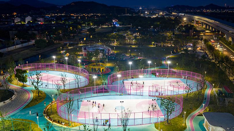 Circuito Fitness dá vida às noites de verão em Zhejiang, leste da ChinaRecentemente, moradores têm aproveitado atividades de lazer e exercícios físicos no Parque Esportivo Juvenil de Nanmenli, na aldeia de Cicheng, cidade de Ningbo, província de Zhejiang, leste da China.