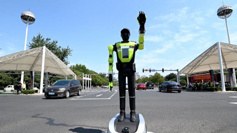 Robô humanoide "policial de trânsito" entra em serviço em Hebei, norte da ChinaRecentemente, um robô humanoide de controle de tráfego começou a patrulhar as ruas de Handan, na província de Hebei, norte da China.
