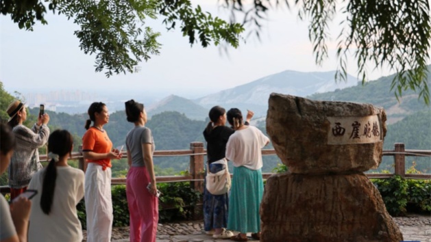 "Aldeia de Pedra" em Tianjin atrai visitantes durante férias de verão