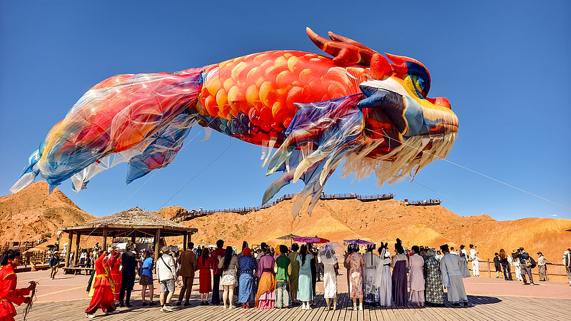 Gansu: espetáculo cultural em Danxia é inaugurado com exibição de lanterna gigante