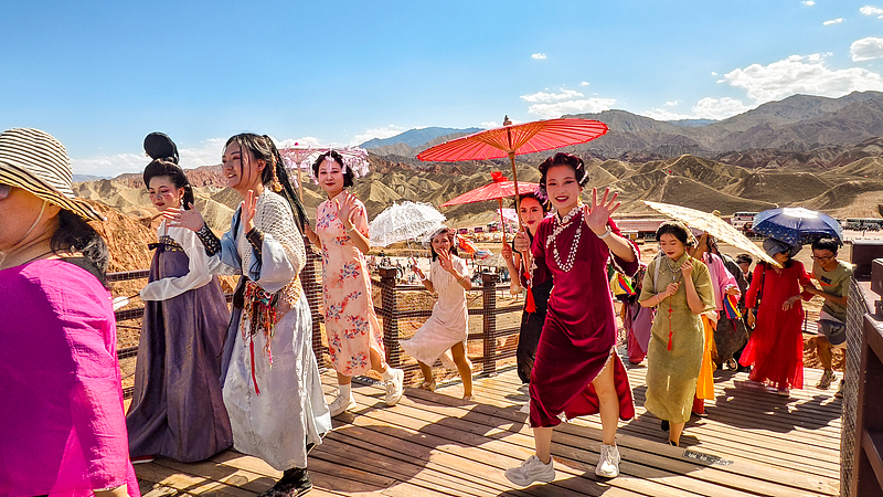 Gansu: espetáculo cultural em Danxia é inaugurado com exibição de lanterna gigante