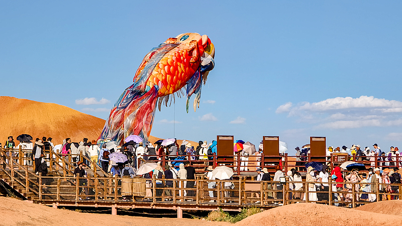 Gansu: espetáculo cultural em Danxia é inaugurado com exibição de lanterna gigante