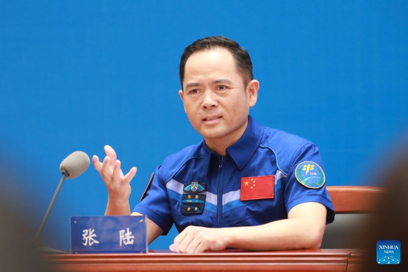Tripulação da Shenzhou-21 faz sua primeira aparição pública após missão espacial recorde de 210 dias