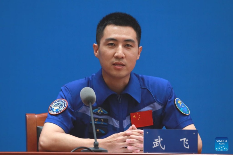 Tripulação da Shenzhou-21 faz sua primeira aparição pública após missão espacial recorde de 210 dias