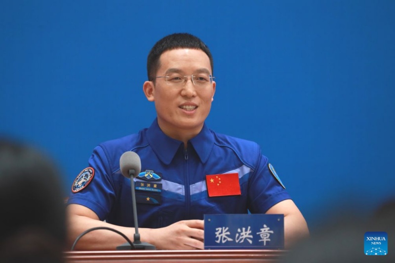 Tripulação da Shenzhou-21 faz sua primeira aparição pública após missão espacial recorde de 210 dias