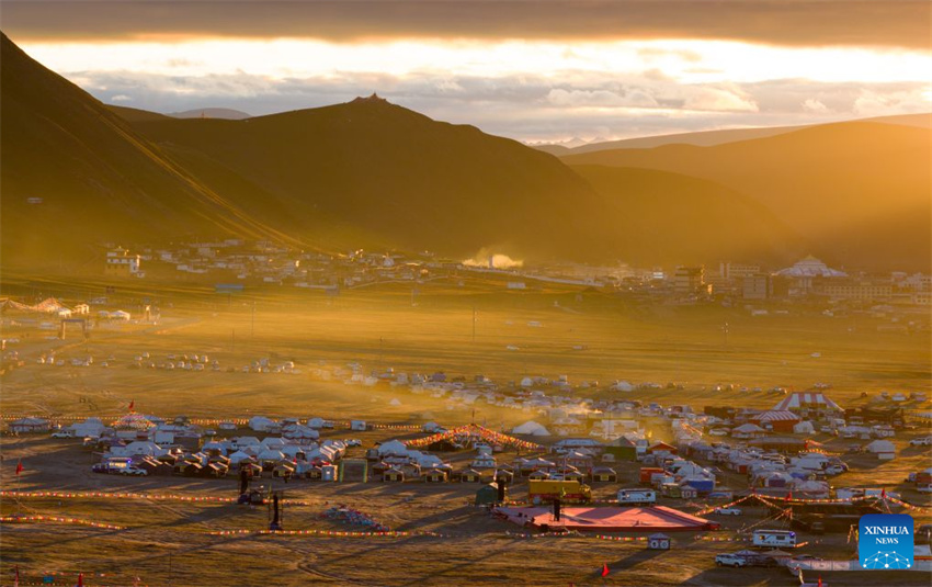 Festival de tendas é realizado no distrito de Shiqu, em Sichuan