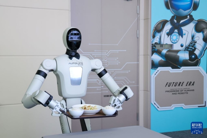 Robôs humanoides ganham espaço em vários setores em Shenzhen