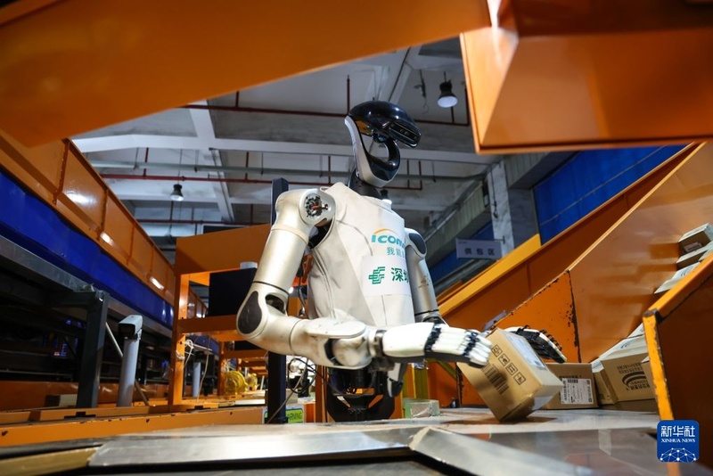 Robôs humanoides ganham espaço em vários setores em Shenzhen