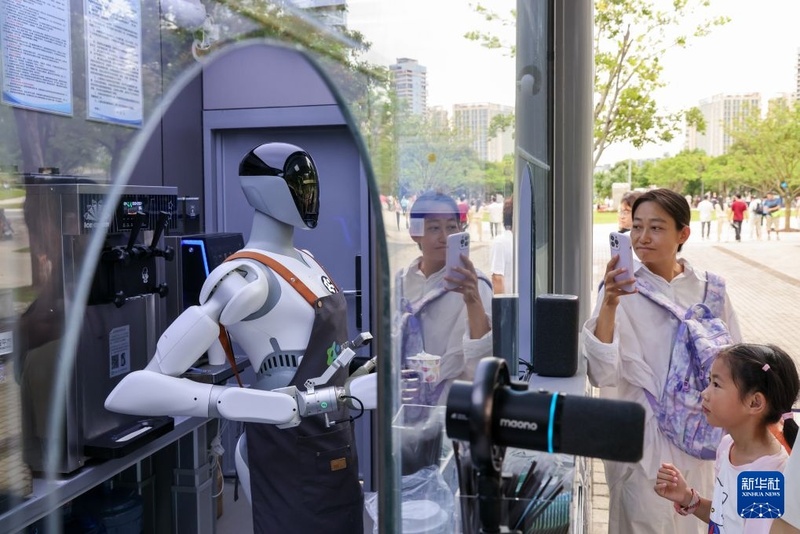 Robôs humanoides ganham espaço em vários setores em Shenzhen