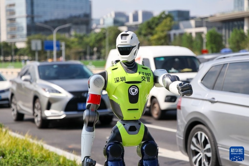 Robôs humanoides ganham espaço em vários setores em Shenzhen