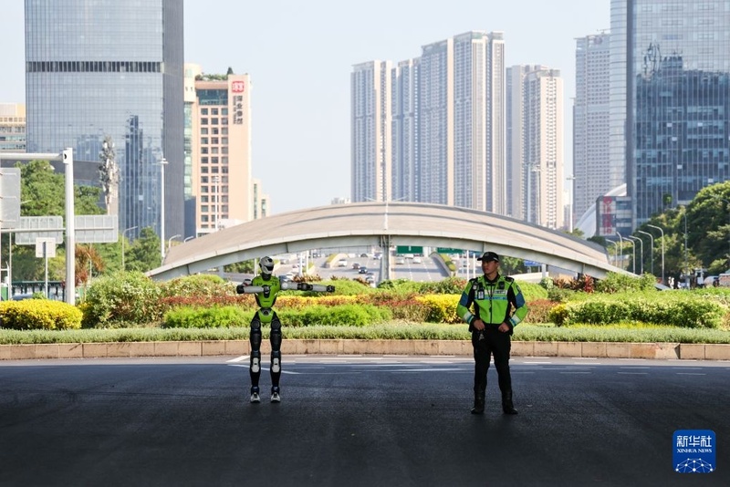 Robôs humanoides ganham espaço em vários setores em Shenzhen