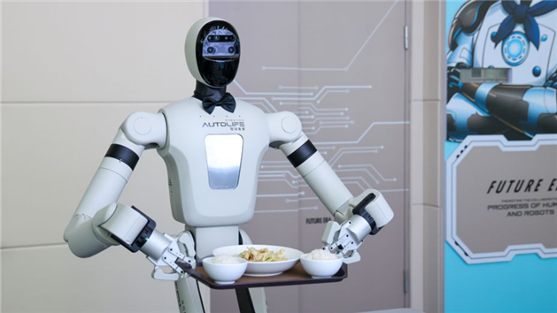 Robôs humanoides ganham espaço em vários setores em Shenzhen