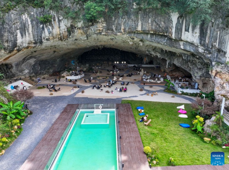 Cavernas cársticas de Guizhou oferecem refúgio fresco para turistas no verão