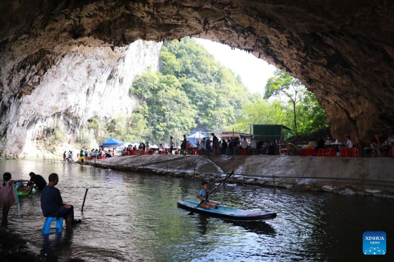 Cavernas cársticas de Guizhou oferecem refúgio fresco para turistas no verão