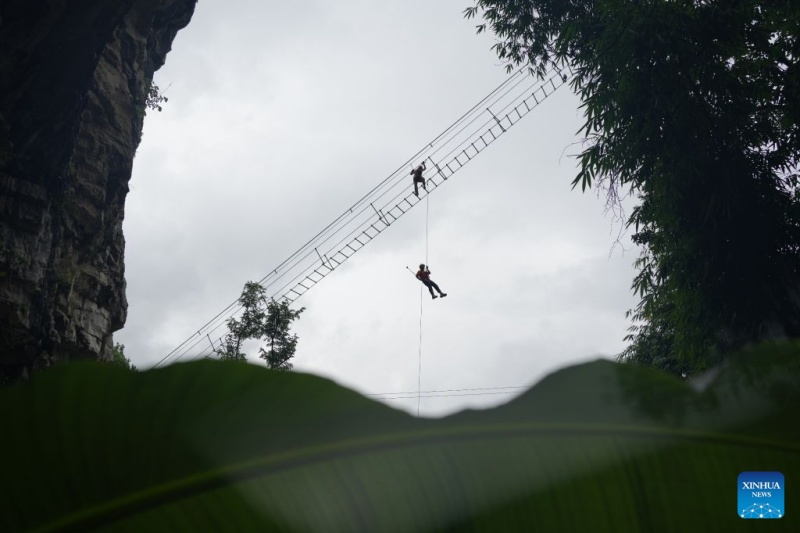 Cavernas cársticas de Guizhou oferecem refúgio fresco para turistas no verão