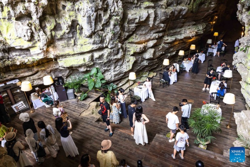 Cavernas cársticas de Guizhou oferecem refúgio fresco para turistas no verão