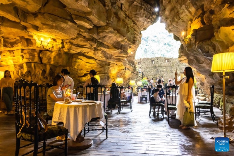 Cavernas cársticas de Guizhou oferecem refúgio fresco para turistas no verão