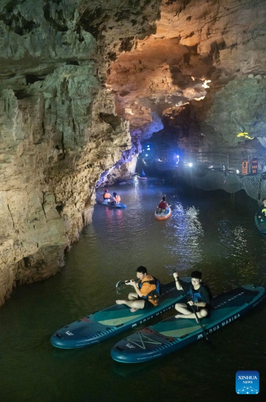 Cavernas cársticas de Guizhou oferecem refúgio fresco para turistas no verão
