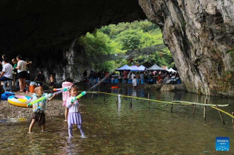 Cavernas cársticas de Guizhou oferecem refúgio fresco para turistas no verão