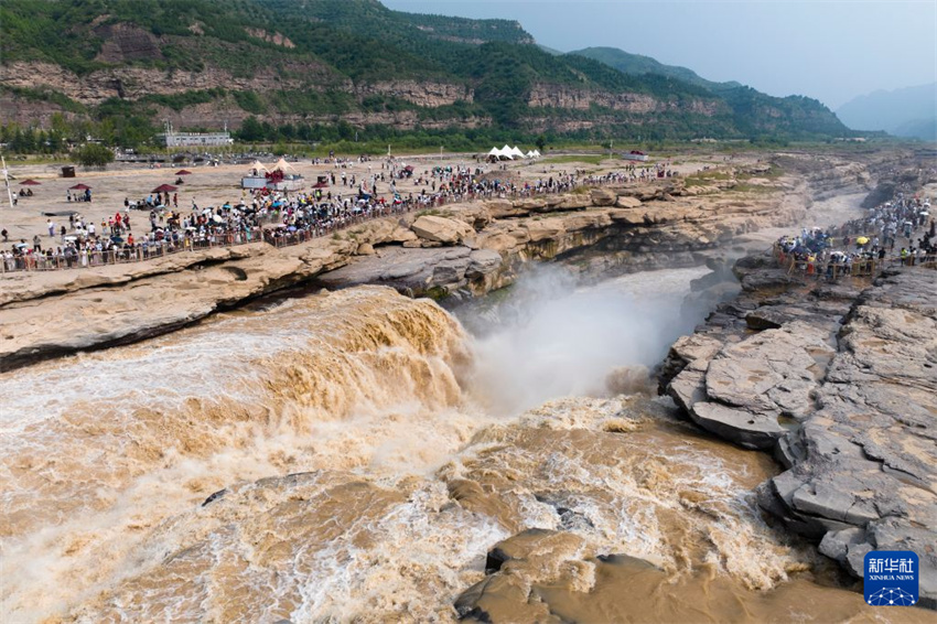 Cachoeira de Hukou registra pico de turismo no verão