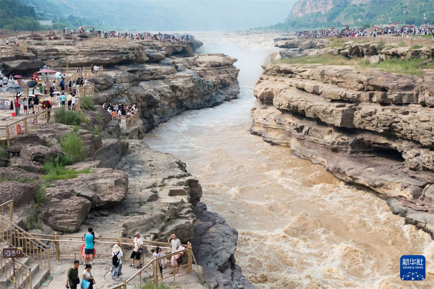 Cachoeira de Hukou registra pico de turismo no verão