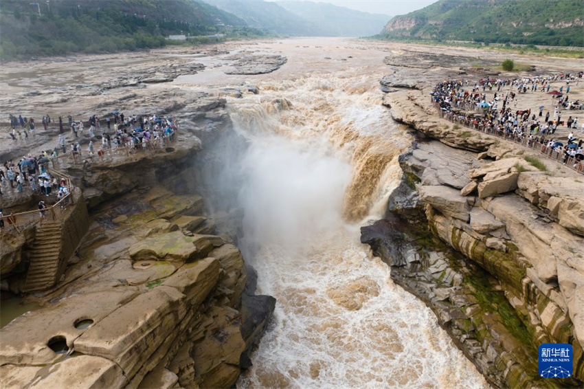 Cachoeira de Hukou registra pico de turismo no verão