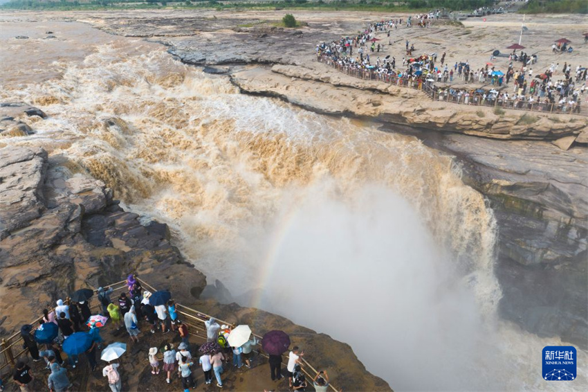 Cachoeira de Hukou registra pico de turismo no verão
