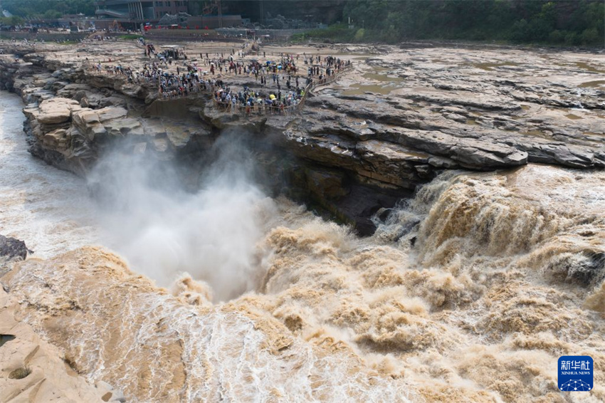 Cachoeira de Hukou registra pico de turismo no verão