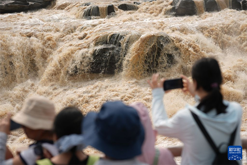 Cachoeira de Hukou registra pico de turismo no verão
