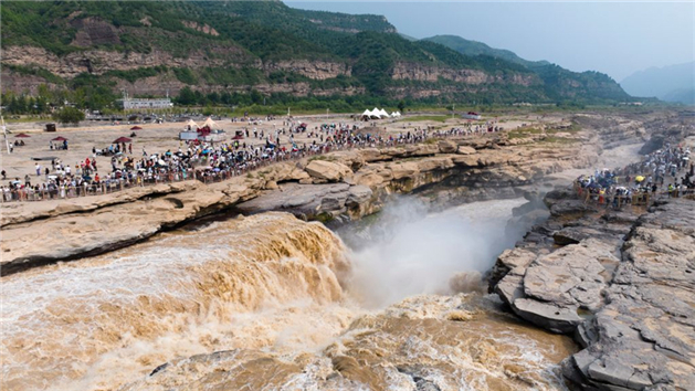 Cachoeira de Hukou registra pico de turismo no verão