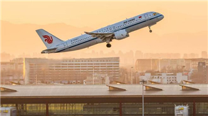 Avião de grande porte C919 passa a operar rotas comerciais internacionais Na tarde de quarta-feira (12), o voo CA723, operado pelo avião de fabricação nacional chinesa C919, decolou de Beijing com destino a Ulan Bator, capital da Mongólia.