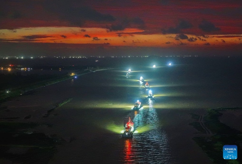 Barcos de pesca partem para o Mar Amarelo após levantamento parcial da proibição de pesca em Jiangsu
