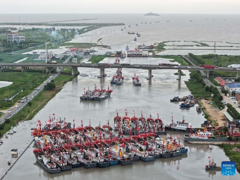 Barcos de pesca partem para o Mar Amarelo após levantamento parcial da proibição de pesca em Jiangsu