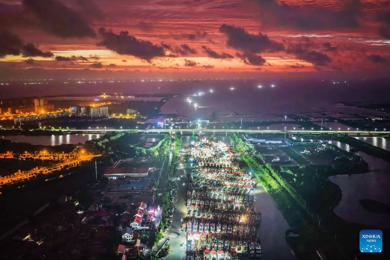 Barcos de pesca partem para o Mar Amarelo após levantamento parcial da proibição de pesca em Jiangsu