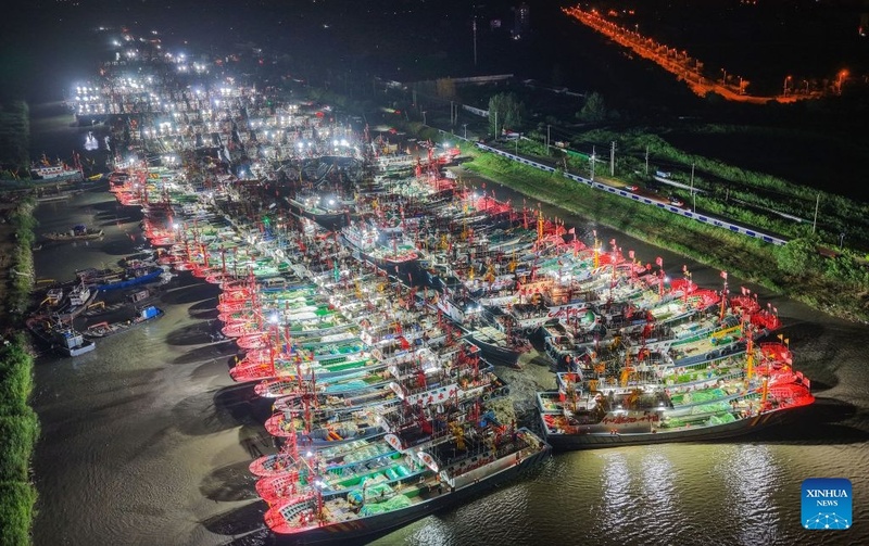 Barcos de pesca partem para o Mar Amarelo após levantamento parcial da proibição de pesca em Jiangsu