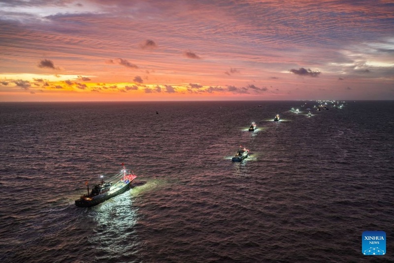Barcos de pesca partem para o Mar Amarelo após levantamento parcial da proibição de pesca em Jiangsu