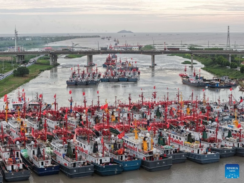 Barcos de pesca partem para o Mar Amarelo após levantamento parcial da proibição de pesca em Jiangsu