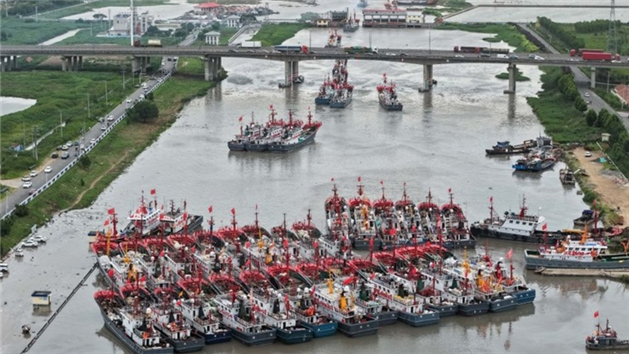 Barcos de pesca partem para o Mar Amarelo após levantamento parcial da proibição de pesca em Jiangsu