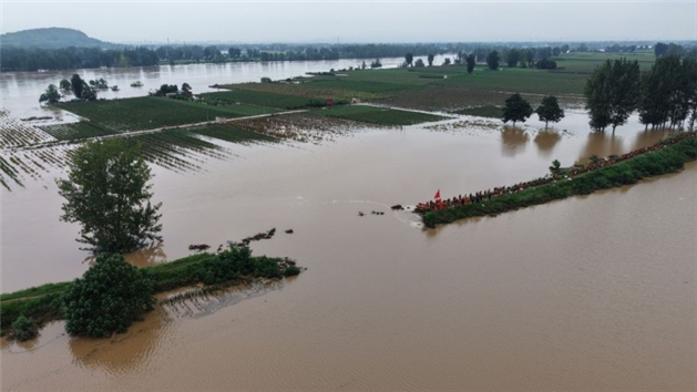 Milhares de pessoas evacuadas após chuvas torrenciais causarem o transbordamento de rios no centro da China