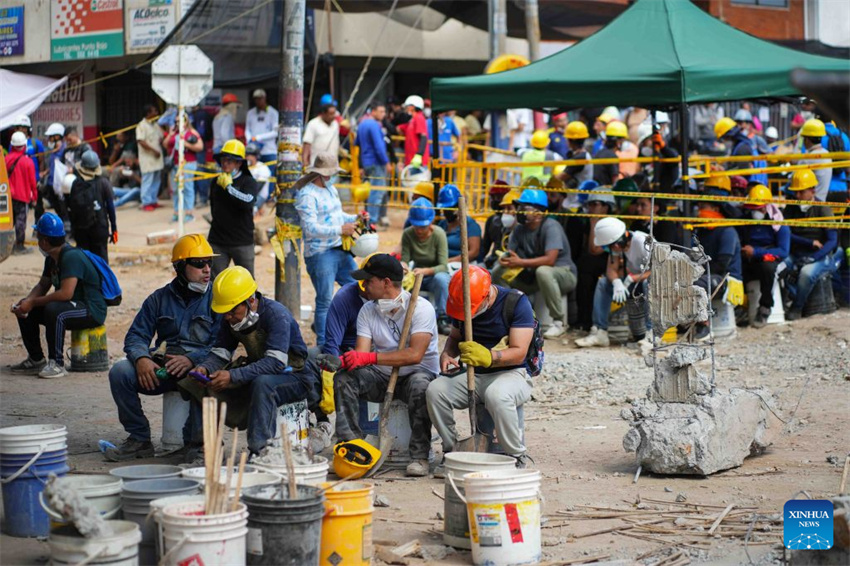 Sobe para 281 o número de mortos em terremoto na Colômbia