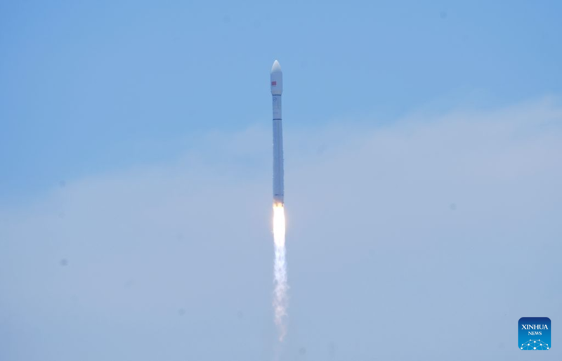 Foguete chinês Longa Marcha-12 lança novo grupo de satélites de internet