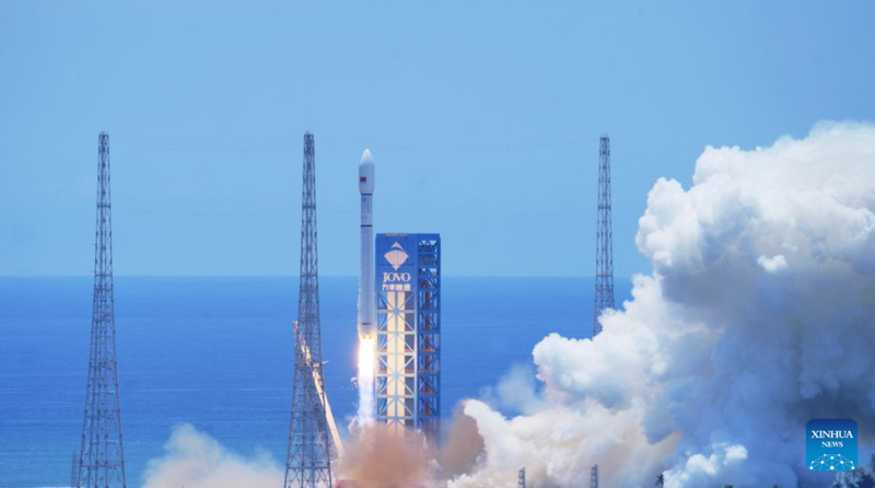 Foguete chinês Longa Marcha-12 lança novo grupo de satélites de internet