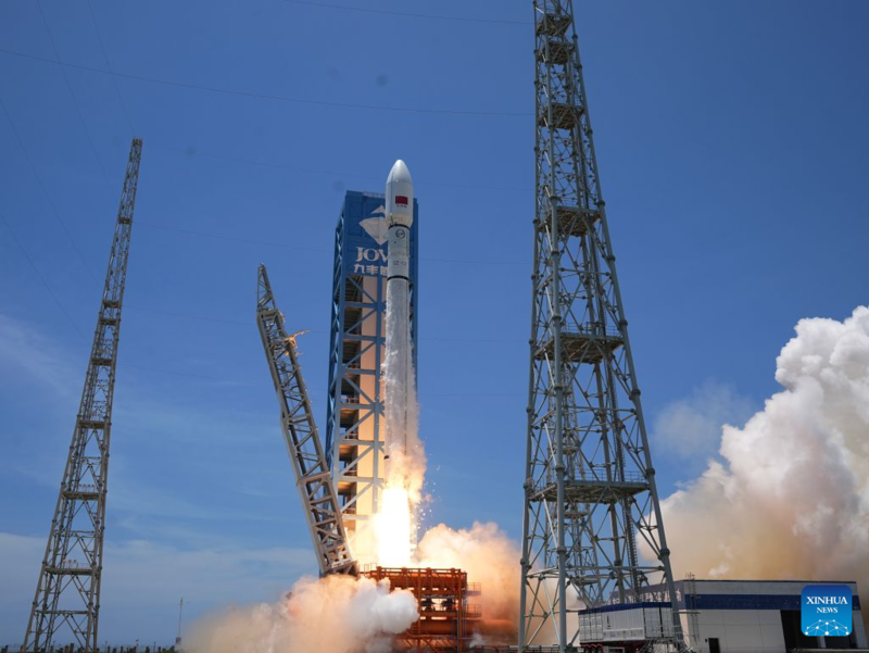 Foguete chinês Longa Marcha-12 lança novo grupo de satélites de internet
