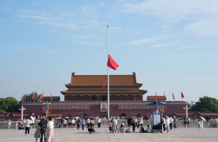 Bandeira nacional da China hasteada a meio-mastro na Praça Tiananmen em luto pelo camarada Zhu Rongji