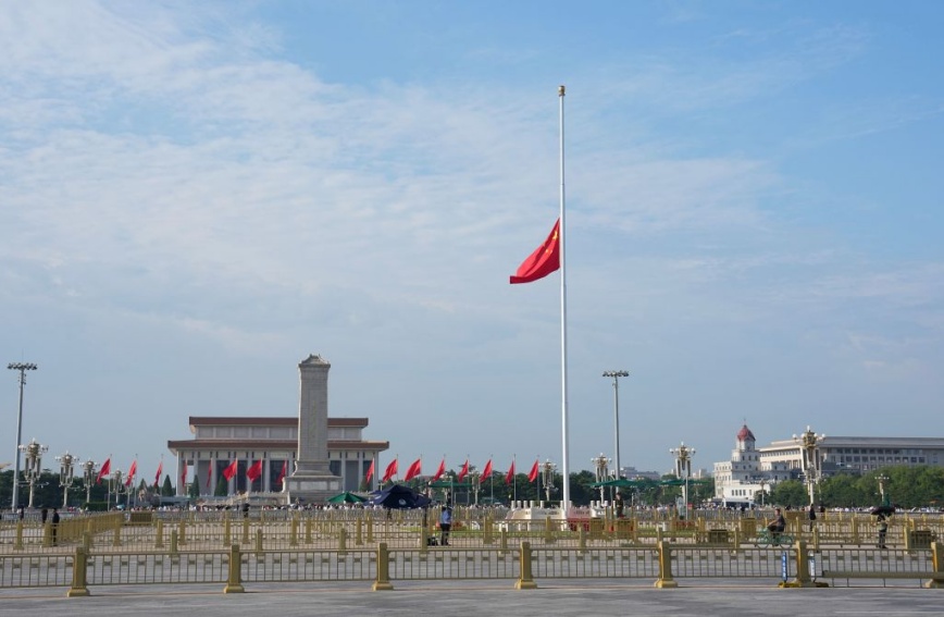 Bandeira nacional da China hasteada a meio-mastro na Praça Tiananmen em luto pelo camarada Zhu Rongji